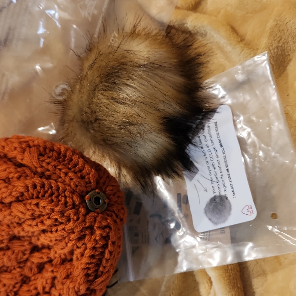 NWT Hat Hut Beanie with furry removable pompom - Picture 6 of 6